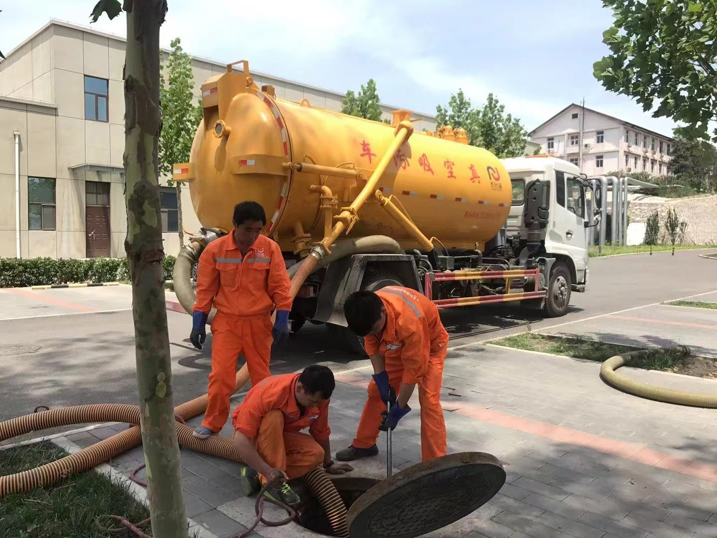 乡城化粪池清理与5-8吨吸粪车施工效率分析